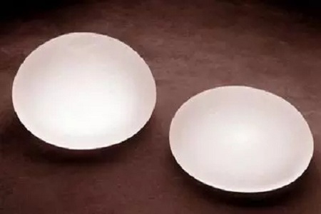 假體隆胸后，摸起來是什么感覺？