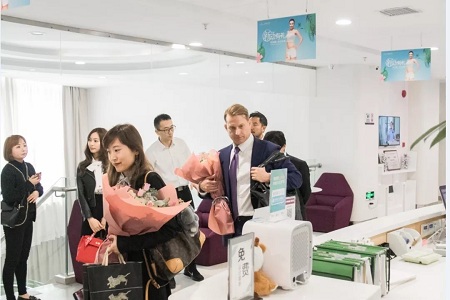 美國菲思挺學(xué)院攜日本醫(yī)美巨頭——湘南美容外科醫(yī)院總裁團蒞臨上海美萊參觀交流