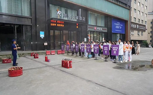 走進(jìn)重慶美萊整形美容醫(yī)院開(kāi)展消防培訓(xùn)演練