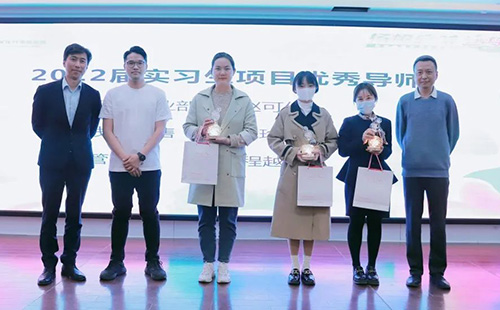 導(dǎo)師和頒獎嘉賓合影